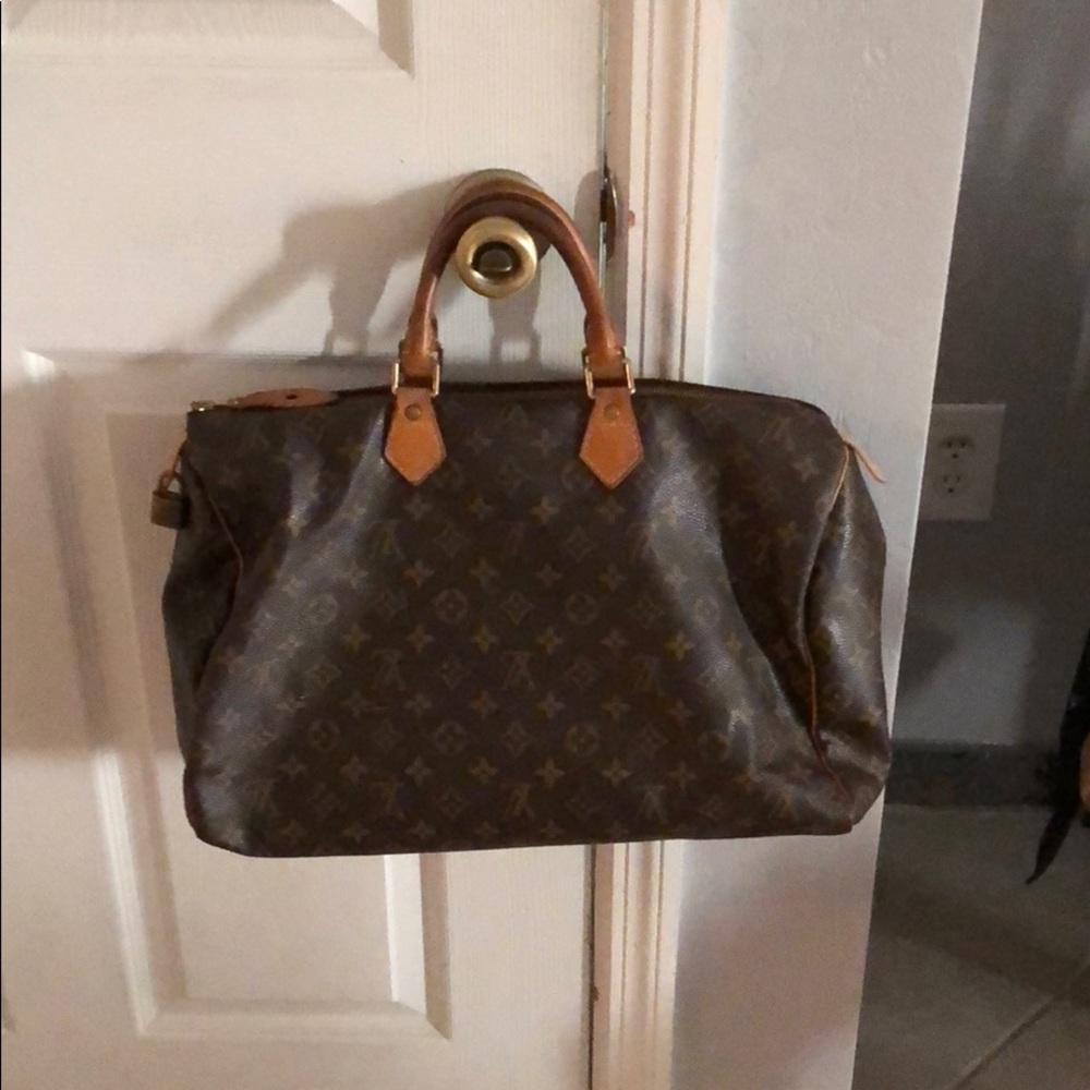 Authentic Louis Vuitton Carry All. 14x15.